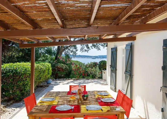 Les Trois Piliers Yourhosthelper فيلة